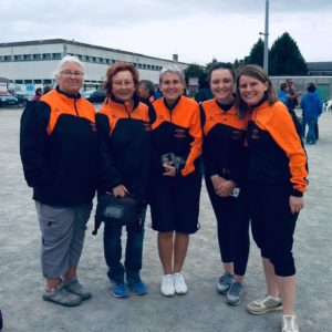 Equipe féminine portant la tenue du Club La Pétanque Bourcomptoise